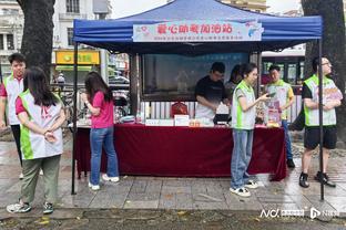 湖勇大战！湖人官推晒球员入场照：詹姆斯头戴墨镜很放松